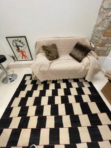 ein Wohnzimmer mit einem Sofa und einem karierten Teppich in der Unterkunft Best location port hercule monaco in Monte Carlo