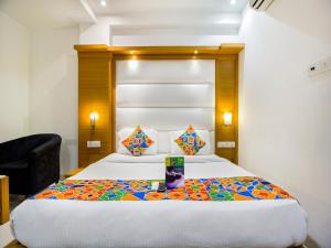 1 dormitorio con 1 cama grande con una manta colorida en FabHotel Star Delhi Airport, en Nueva Delhi