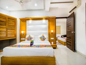 Habitación de hotel con 1 cama y 2 camas en FabHotel Star Delhi Airport, en Nueva Delhi