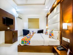 Habitación de hotel con cama y TV de pantalla plana. en FabHotel Star Delhi Airport, en Nueva Delhi
