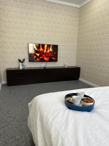 een hotelkamer met een bed en een dienblad met eten erop bij Апартаменты Миллениум 2 in Astana