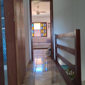 un pasillo con una puerta que conduce a una sala de estar en Casa temporada., en Cabo Frío