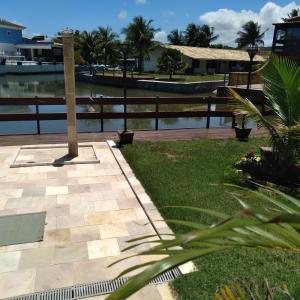 einen Gang neben einem Wasserkörper mit einem Boot in der Unterkunft Casa temporada. in Cabo Frio
