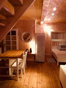 Zimmer mit einem Tisch, einem Kühlschrank und einem Bett in der Unterkunft Sidorówka nad Wigrami in Krasnopol