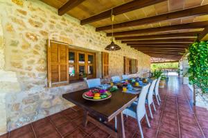 a dining room with a wooden table and chairs at Ideal Property Mallorca - Moli in El Port