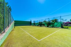 Tenis alebo squash v ubytovaní Ideal Property Mallorca - Moli alebo jeho okolí
