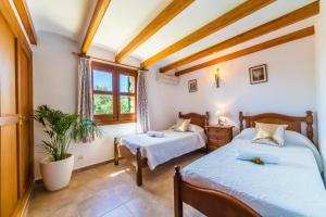 een slaapkamer met 2 bedden en een raam bij Ideal Property Mallorca - Moli in El Port