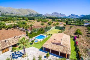 een luchtzicht op een huis met een zwembad en een tennisbaan bij Ideal Property Mallorca - Moli in El Port