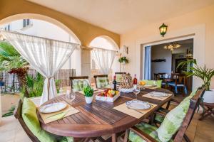 A seating area at Ideal Property Mallorca - Didi