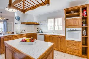 A kitchen or kitchenette at Ideal Property Mallorca - Didi