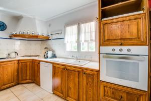 A kitchen or kitchenette at Ideal Property Mallorca - Didi