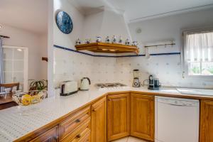 A kitchen or kitchenette at Ideal Property Mallorca - Didi