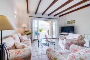 A television and/or entertainment centre at Ideal Property Mallorca - Didi