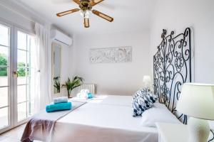 A bed or beds in a room at Ideal Property Mallorca - Didi