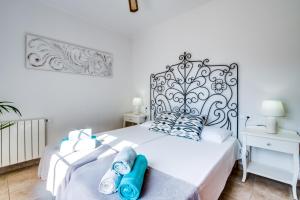 A bed or beds in a room at Ideal Property Mallorca - Didi