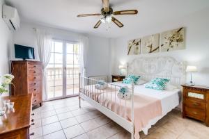 A bed or beds in a room at Ideal Property Mallorca - Didi
