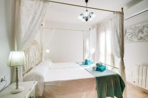 A bed or beds in a room at Ideal Property Mallorca - Didi