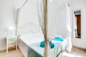 A bed or beds in a room at Ideal Property Mallorca - Didi