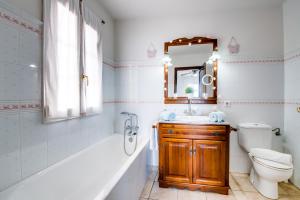 A bathroom at Ideal Property Mallorca - Didi