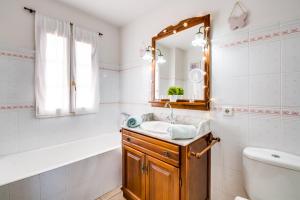 A bathroom at Ideal Property Mallorca - Didi