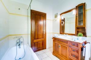 A bathroom at Ideal Property Mallorca - Didi