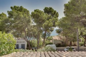 ein Dach eines Hauses mit Bäumen im Hintergrund in der Unterkunft Ideal Property Mallorca - Padri in Font de Sa Cala