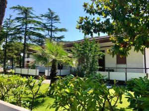 a building with trees and plants in front of it at BUNGALOW CAVALLINO LIDO in Cavallino-Treporti