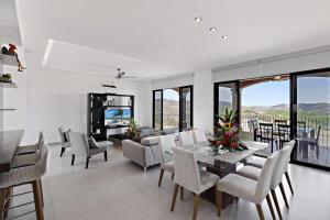 uma sala de estar com mesa e cadeiras em Bougainvillea 4315 PH- Luxury 3 Bedroom Ocean View Resort Condo em Brasilito