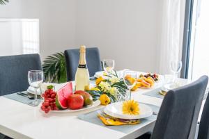 una mesa con una bandeja de fruta y una botella de vino en Ideal Property Mallorca - Son Vent Muntanya - 1 en Sa Pobla