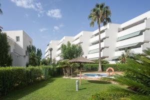 un edificio de apartamentos con piscina y patio en Guadalmina Baja, en Marbella