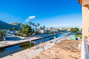 una vista di un fiume da un edificio di Ideal Property Mallorca - Marvi a Alcudia