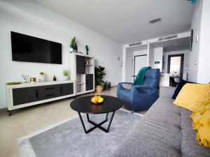 Telewizja i/lub zestaw kina domowego w obiekcie SUNSET CLIFFS sunny apARTs