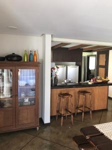 Η κουζίνα ή μικρή κουζίνα στο Casa da Rô !!! Melhor casa frente ao mar de Ubu !!! +25 φωτογραφίες