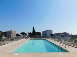 ein Pool auf dem Dach eines Gebäudes in der Unterkunft Studio résidence Golfe Marine avec piscine et parking in Vallauris