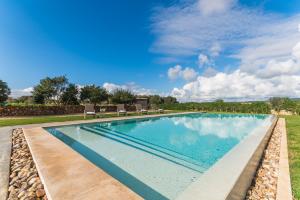einen Pool mit Stühlen im Hof in der Unterkunft Ideal Property Mallorca - Pleta 8 PAX in Manacor