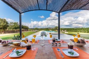 mesa de comedor al aire libre con vistas a la piscina en Ideal Property Mallorca - Pleta 8 PAX, en Manacor