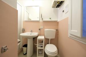 un piccolo bagno con un water e un lavandino di Wine Apartments Florence Dolcetto a Firenze Altre 20 foto