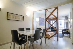 comedor con mesa y sillas en Paz Apartment, en Lisboa