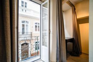 een raam in een kamer met uitzicht op een balkon bij Paz Apartment in Lissabon