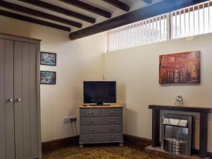 TV a/nebo společenská místnost v ubytování Tyr Eithin Bach