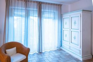 een kamer met een stoel en een groot raam bij Orvieto Rocca Fiorita in Orvieto