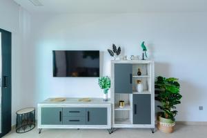 Telewizja i/lub zestaw kina domowego w obiekcie SUNSET CLIFFS sunny apARTs