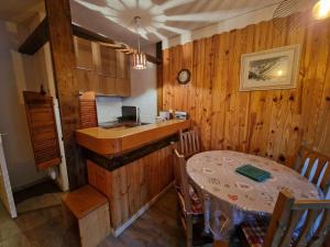 a kitchen and dining room with a table and a counter at Studio Les Deux Alpes, 1 pièce, 4 personnes - FR-1-516-75 in Les Deux Alpes