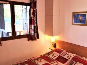 a bedroom with a bed and a window at Appartement 2 Pièces pour 6 Personnes – Résidence Les Chalets d'Aurouze, La Joue du Loup - FR-1-504-464 in Le Dévoluy