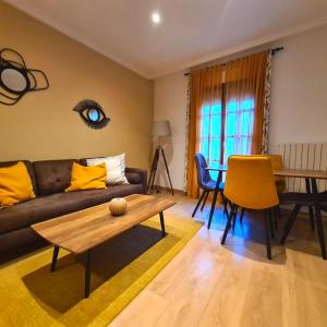 sala de estar con sofá y mesa en Apartamentos Dos Torres pasaje de los Giles, en Zaragoza