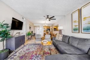 Μια τηλεόραση ή/και κέντρο ψυχαγωγίας στο Maya Condos 333B