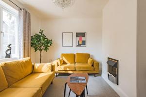Ruang duduk di Fairway - modern and stylish holiday home