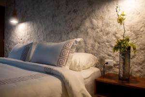 a bedroom with a bed with a vase on a table at Hotel Scappata in Progreso