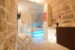 bagno con lavandino e doccia in camera di Antico Mondo Rooms & Suites a Polignano a Mare