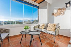 salon z kanapą i stołem w obiekcie Modern Apartment - 2 Bedrooms, Beachside - Puerto Banús w Marbelli